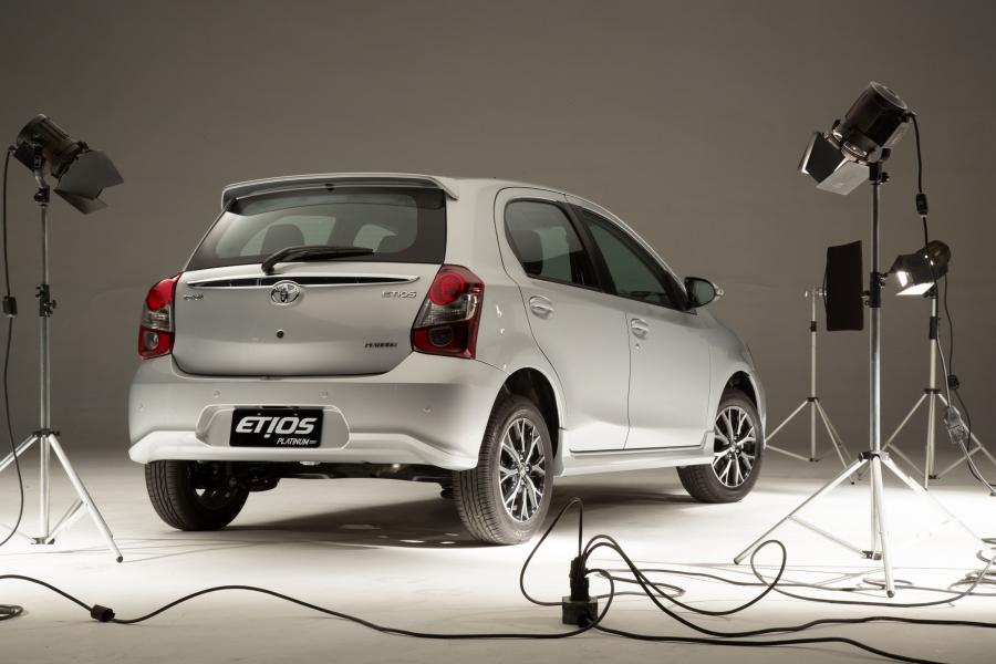  Toyota Etios Platinum Hatchback 2016 года  (LA) (фото 7 из 10)